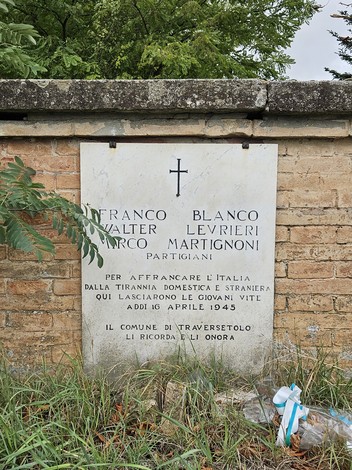 Lapide commemorativa dedicata ai partigiani Franco Blanco, Walter Levrieri e Marco Martignoni.