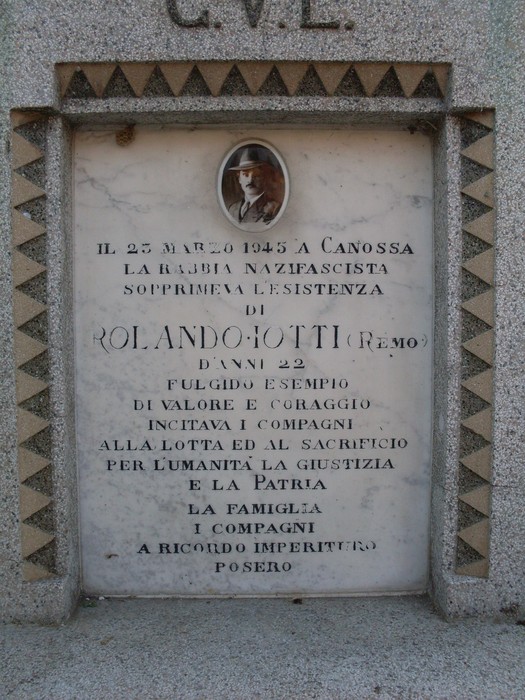 Monumento a Iotti: commemorazione di un giovane eroe, esempio di valore e coraggio nella lotta per la giustizia.