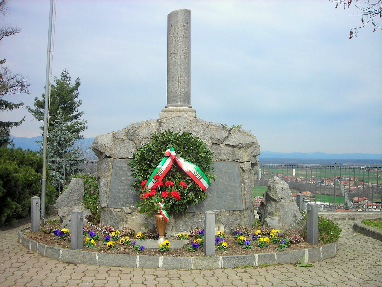 Monumento ai caduti per la Libertà e la Patria di Salussola, testimonianza di rispetto e memoria storica.