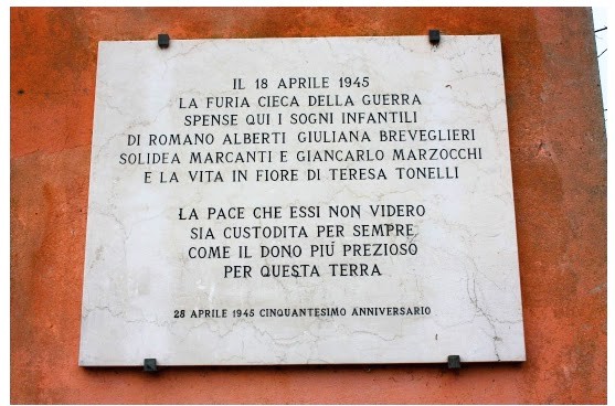 Lapide commemorativa dedicata ai ragazzi di Castel Campeggi, in ricordo delle vittime della guerra del 1945.