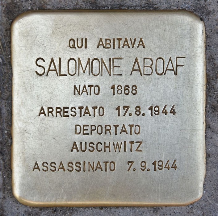 Pietre d'inciampo dedicate alle sorelle Clerle, a Grassini e a Salomone Aboaf, commemorando le vittime della Shoah.
