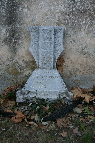 Monumento in pietra dedicato alla chiesa di Sant'Anna di Stazzema, immerso nella natura e nel silenzio.