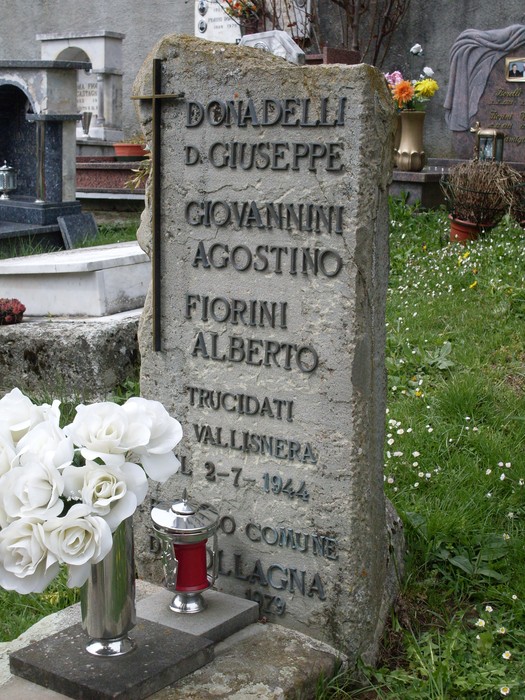 Monumento commemorativo a Donadelli, Fiorini e Giovannini, trucidati nel 1944, situato in un cimitero.