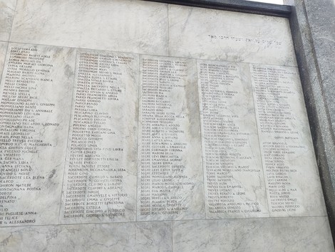 Il Sacrario dei deportati, monumento commemorativo con nomi incisi su pareti di marmo.
