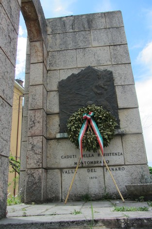 Monumento ai caduti della Resistenza con una corona d'alloro, situato a Montombraro.