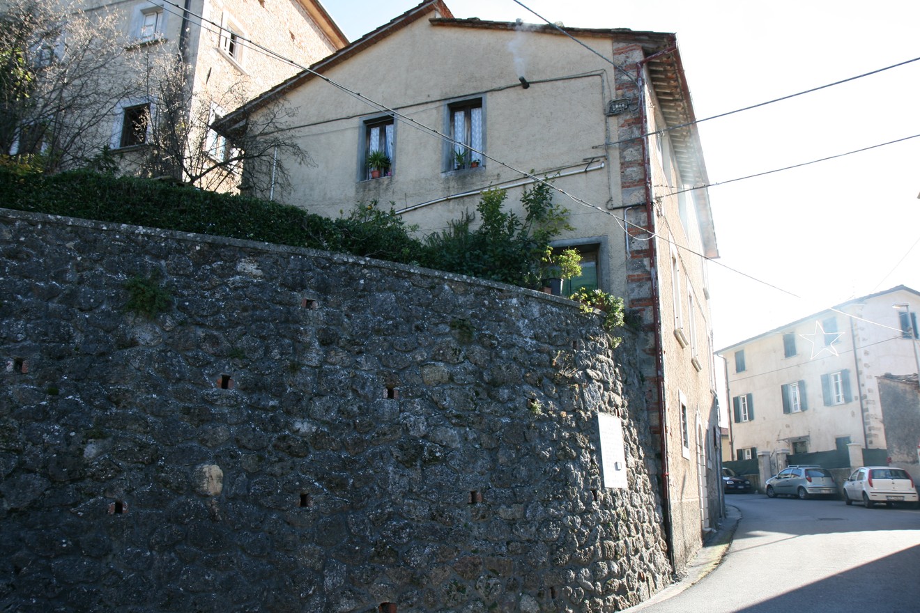 Lapide commemorativa dedicata alle vittime di Seballa, in un contesto urbano storico.