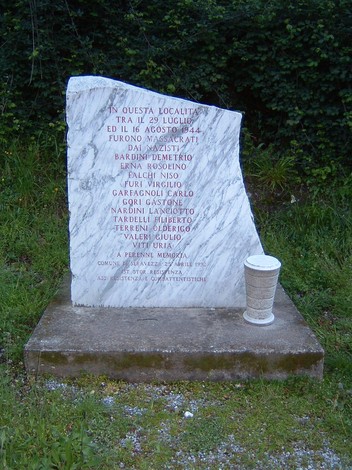 Cippo commemorativo ai caduti di Villa Henraux, in memoria dei guerrieri locali.