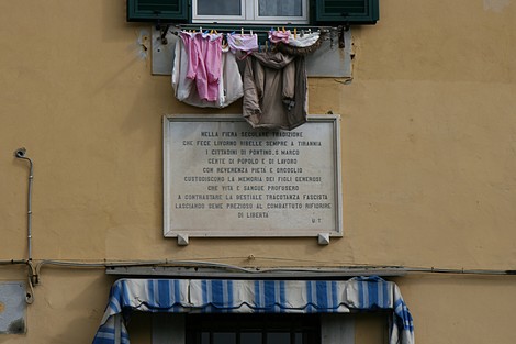 Lapide dedicata ai cittadini di Pontino San Marco, commemorativa di eventi storici e sociali significativi.
