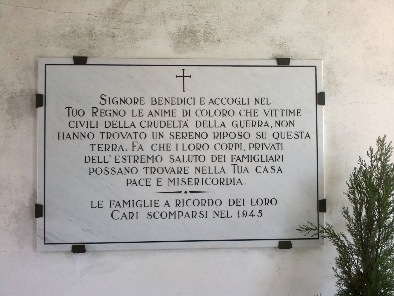 Lapide commemorativa per le vittime civili di Campagnola, un omaggio alla memoria e alla pace.