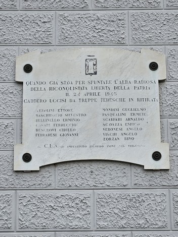 Lapide commemorativa dedicata ai caduti del 24 aprile 1945, visibile su un muro.