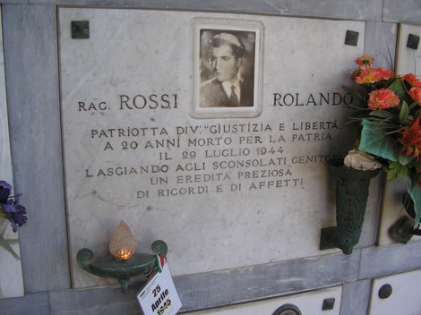 Sepolcro di Rossi, dedicato a Rolando, patriota morto nel 1944, simbolo di giustizia e libertà.