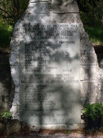 Monumento ai Caduti di Vercallo, commemorazione delle vittime del conflitto del 1944 e onore ai cittadini.