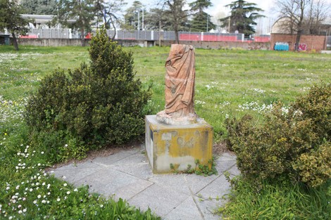 Statua in commemorazione del 50° anniversario della Liberazione, circondata da vegetazione in un parco.