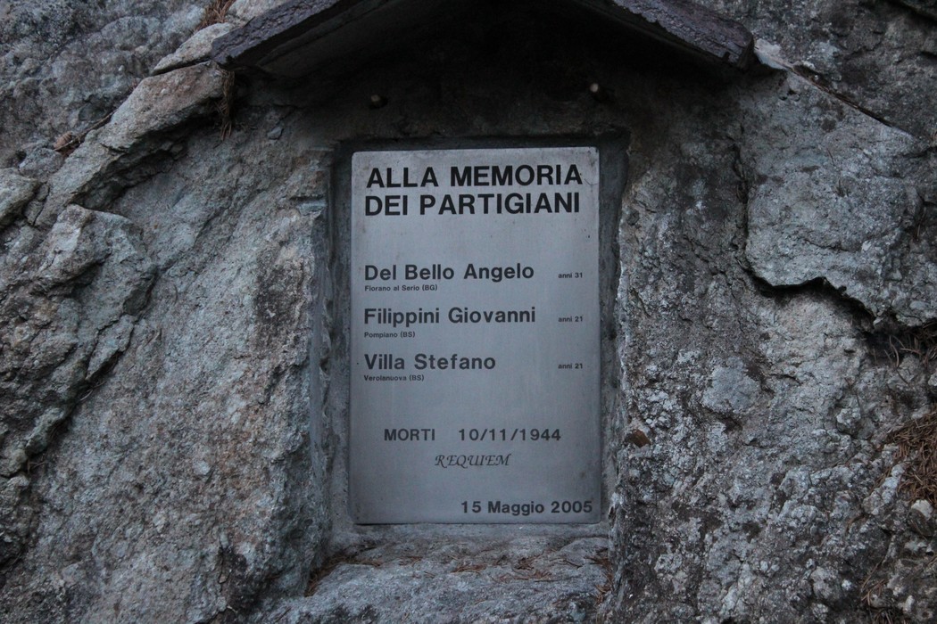 Monumento commemorativo con dedica ai partigiani Del Bello, Filippini e Villa, incastonato nella roccia.