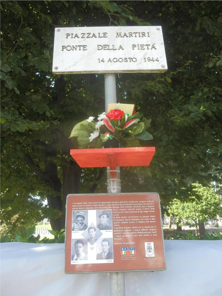 Pannello commemorativo ai Martiri del Ponte della Pietà, in memoria degli eventi del 14 agosto 1944.