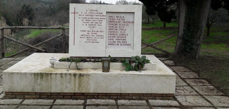 Monumento ai martiri di Pratolungo, dedicato alla memoria dei caduti della Seconda Guerra Mondiale.