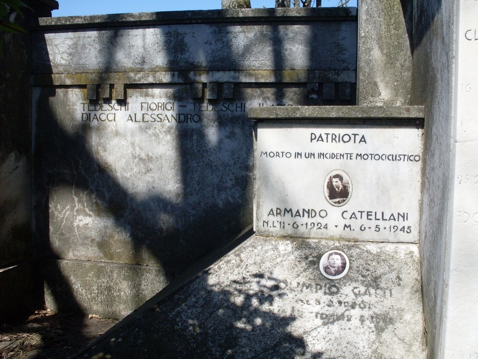 Monumento commemorativo ai caduti, con omaggi a Armando Catellani e Florio Diacci.