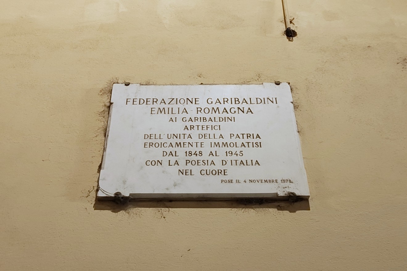 Lapide commemorativa dedicata ai garibaldini dell'Emilia Romagna, a ricordo dei patrioti sacrificatisi.
