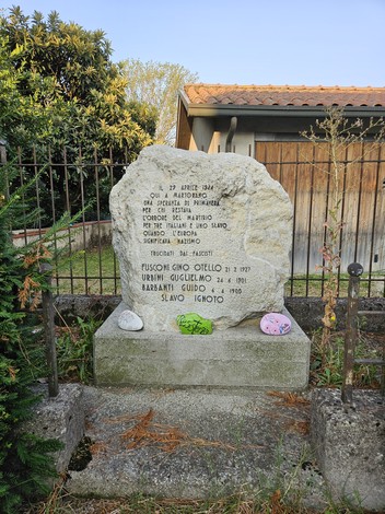 Monumento ai Martiri di Martorano, commemorazione di eventi storici con iscrizioni su pietra.