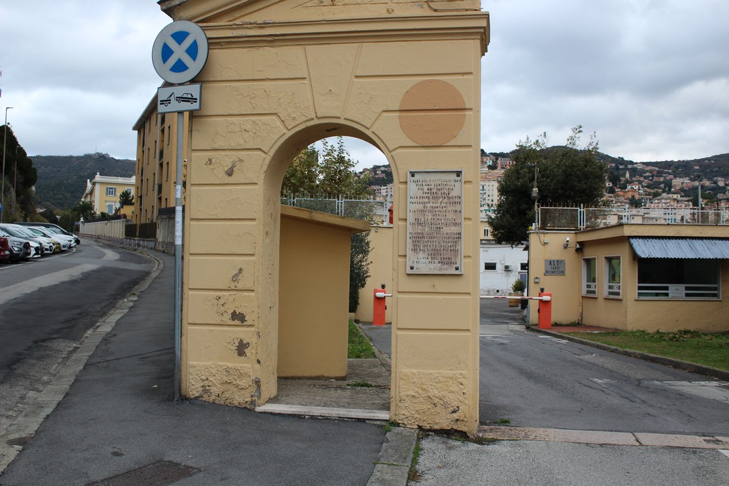 Lapide commemorativa alla sentinella del 42º reggimento di fanteria in un'architettura storica.