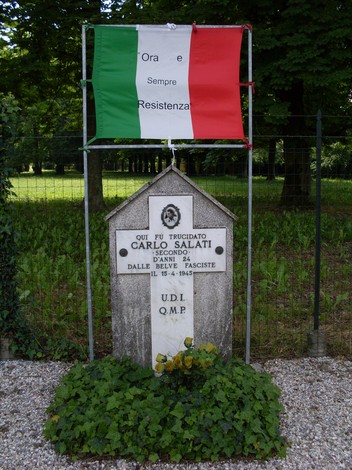 Cippo commemorativo dedicato a Carlo Salati, simbolo di resistenza e memoria storica.
