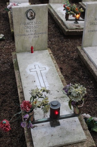 Tombe perpetue dei caduti per la Libertà, con fiori e candele, in un'atmosfera di commemorazione.