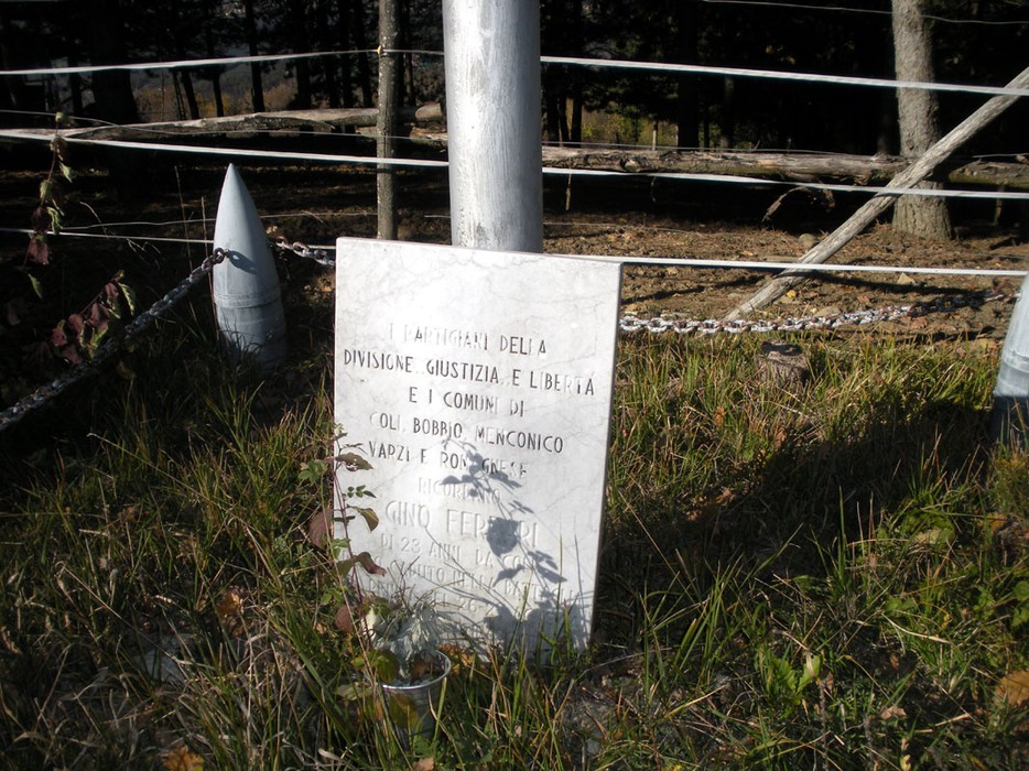 Memoriale dedicato ai caduti della Divisione Giustizia e Libertà, situato a Croce a Ferrari.