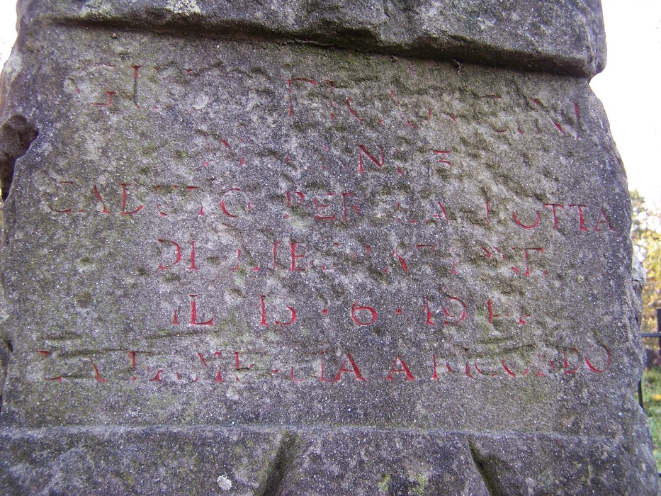 Cippo commemorativo a Francini, con iscrizioni incise sulla pietra, simbolo della memoria storica locale.