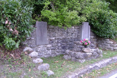 Monumento alla Resistenza, commemorazione dei caduti, immerso nella natura.