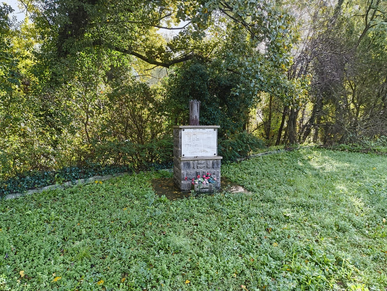 Monumento dedicato ai caduti di Cavacchio, immerso nel verde e circondato dalla natura.