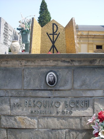 Sepolcro di Pasquino Borghi, Medaglia d'Oro, con decorazioni e simboli religiosi.