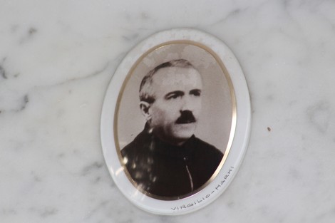 Ritratti commemorativi incastonati in un monumento dedicato ai caduti per la Liberazione.