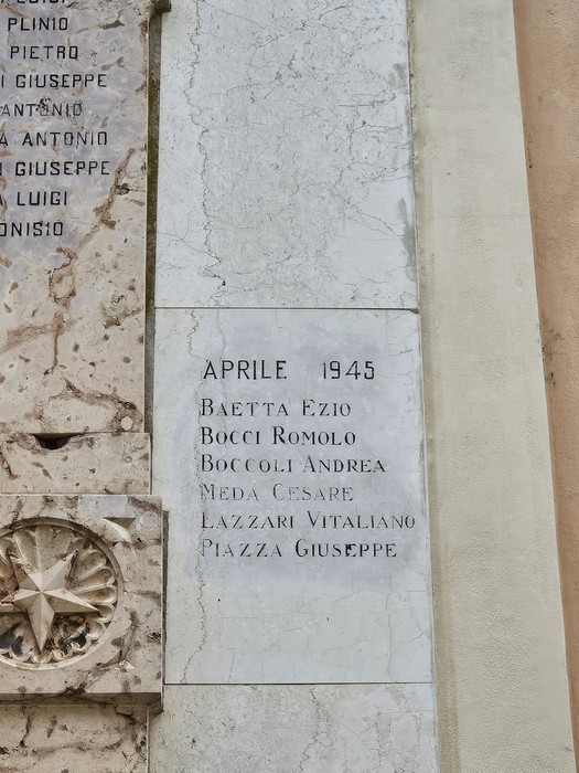 Lapide commemorativa dedicata ai caduti di Isola Dovarese, riportante i nomi dei soldati.