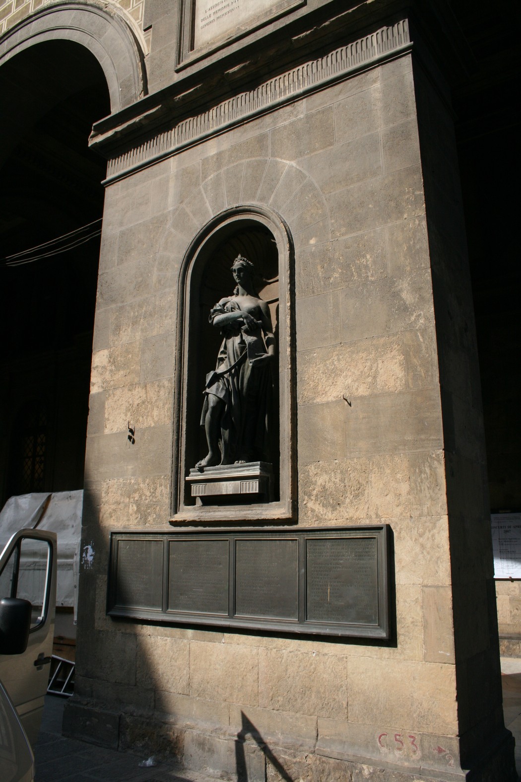 Monumento ai caduti postelegrafonici, una scultura in ricordo dei servitori della posta e telecomunicazioni.
