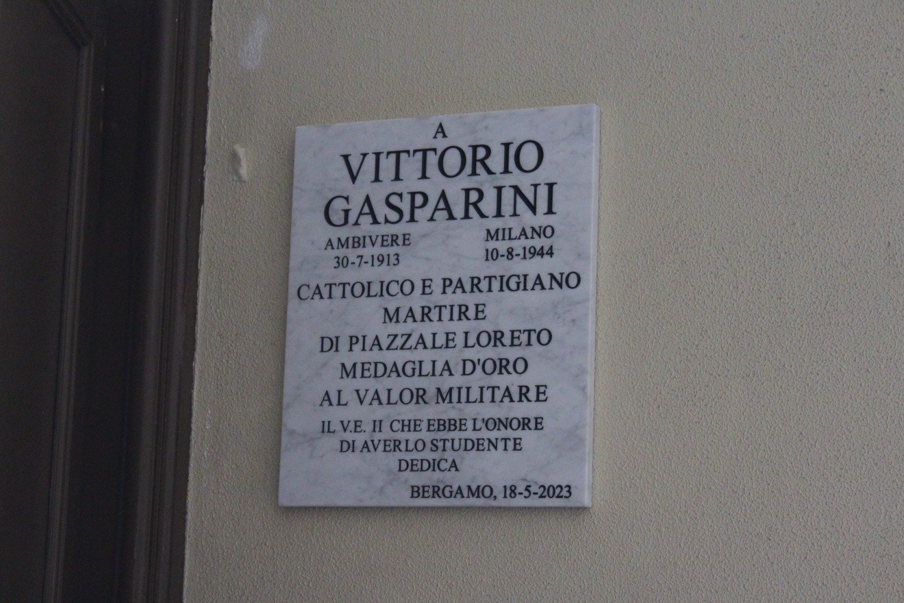 Lapide commemorativa dedicata a Vittorio Gasparini, partigiano e medaglia d'oro al valor militare.