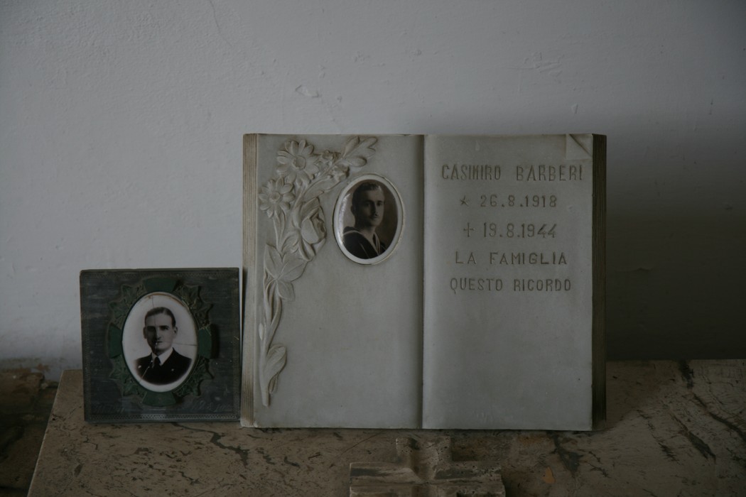 Sacrario dei martiri di San Terenzo, commemorazione dei caduti con fotografie e dediche.