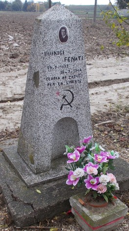 Cippo commemorativo di Fenati, onore ai caduti per la libertà, con fiori posati ai suoi piedi.