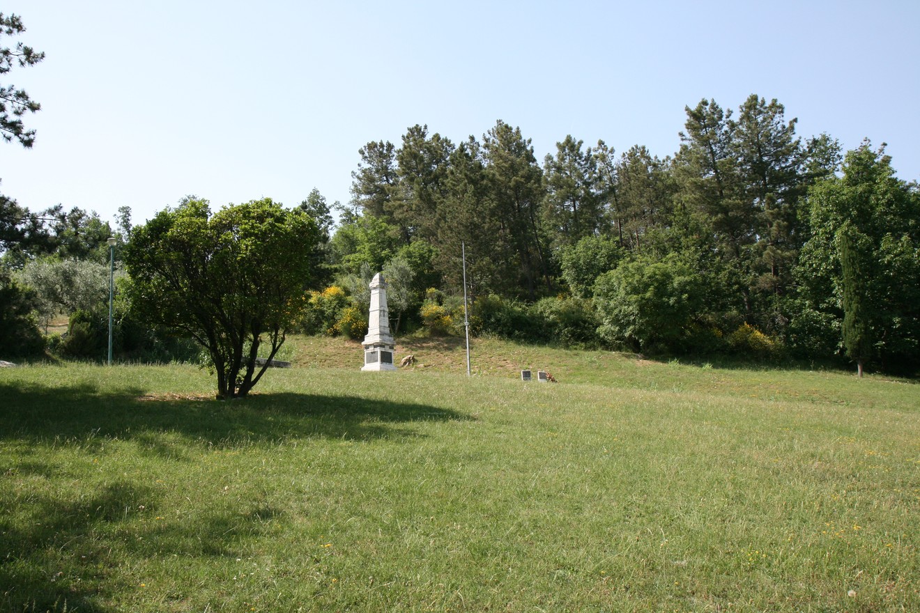 Monumenti nel parco dell'Aringhese, immersi nel verde, circondati da alberi e natura.