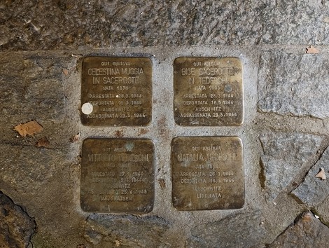 Pietra d'inciampo dedicata alla famiglia Muggia e ai Tedeschi, in memoria delle vittime della Shoah.