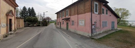 Lapide commemorativa dedicata a Rossi e alle sorelle Bazzarini lungo una strada tranquilla.