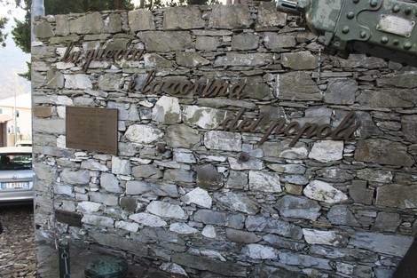 Monumento ai caduti di Bavari, dedicato alla memoria e al sacrificio di chi ha servito la comunità.