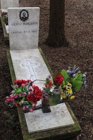 Tomba con lapide in marmo e fiori freschi, dedicata ai caduti per la Libertà.