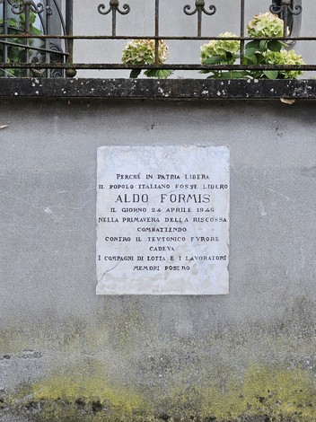 Lapide commemorativa ad Aldo Formis, situata a Formis, con messaggio di ricordo e resistenza.