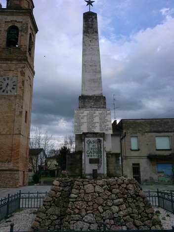Monumento ai Caduti di Casoni, dedicato ai soldati, con obelisco e iscrizioni commemorative.