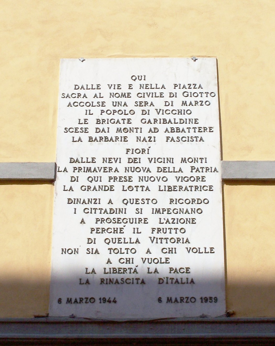 Lapide del Municipio che ricorda eventi storici e il contributo dei cittadini per la libertà e la pace.