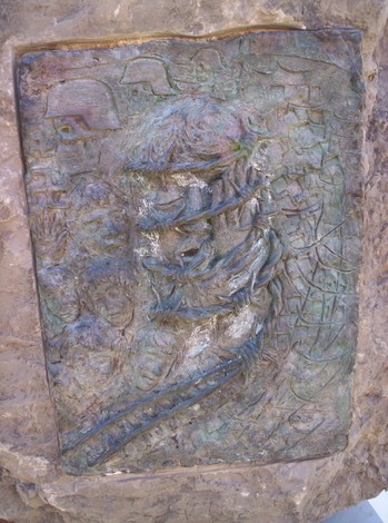 Rappresentazione artistica del "Macigno di Gusen", simbolo della memoria e della sofferenza legata all'Olocausto.