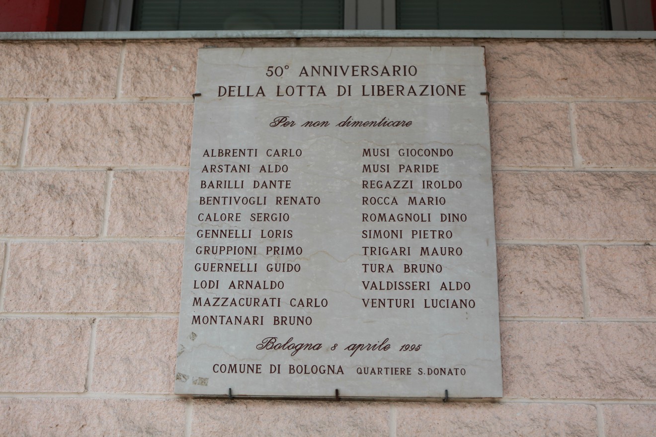 Lapide commemorativa dedicata ai caduti della Libertà di San Donato, con elenchi di nomi e dedicata alla lotta di liberazione.