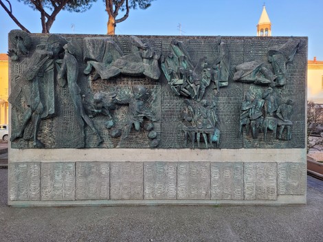 Monumento alla Resistenza: scultura commemorativa che celebra il coraggio e il sacrificio durante la lotta per la libertà.