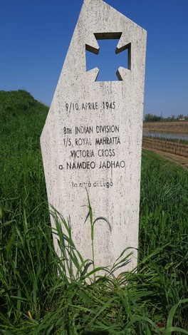 Stele commemorativa dedicata a Namdeo Jadhao, con data e dettagli sulla 8ª Divisione Indiana.