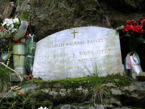 Lapidi commemorative all'Alpe Morcei, in memoria delle vittime del nazifascismo.